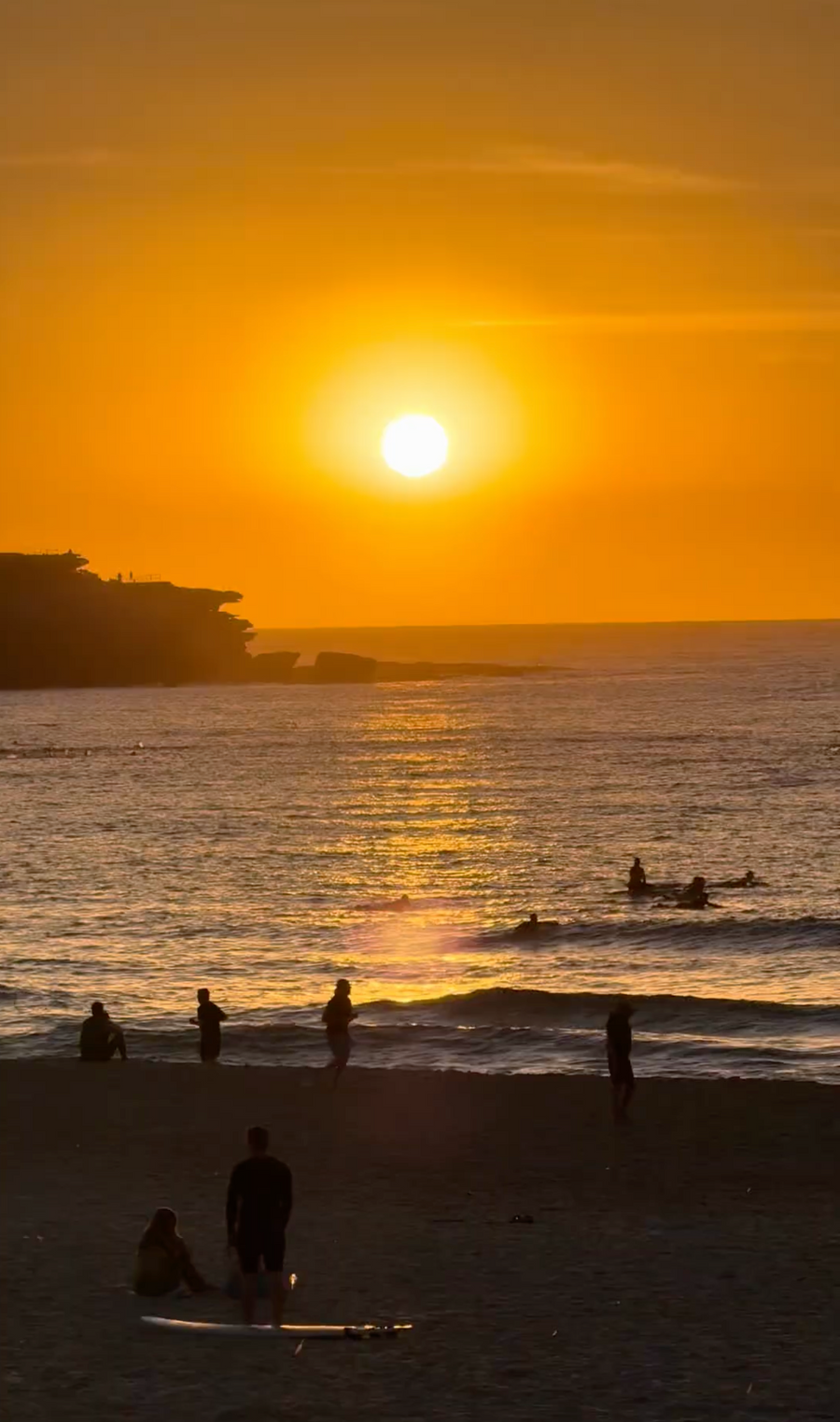 Sunrise meditation scene — best time of day to meditate for a consistent daily practice